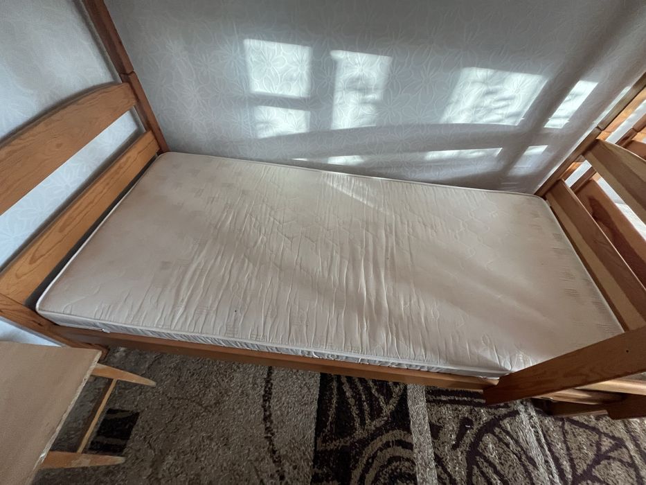 Łóżka piętrowe z materacami. Malo uzywane.