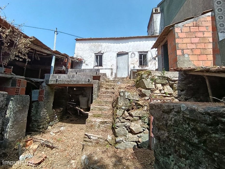 Moradia para recuperar com vista para Albufeira de Castelo de Bode