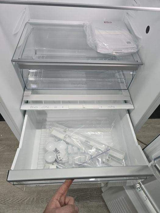 Вбудований холодильник Miele®️ KDN7724 E Active 2024р Виставка