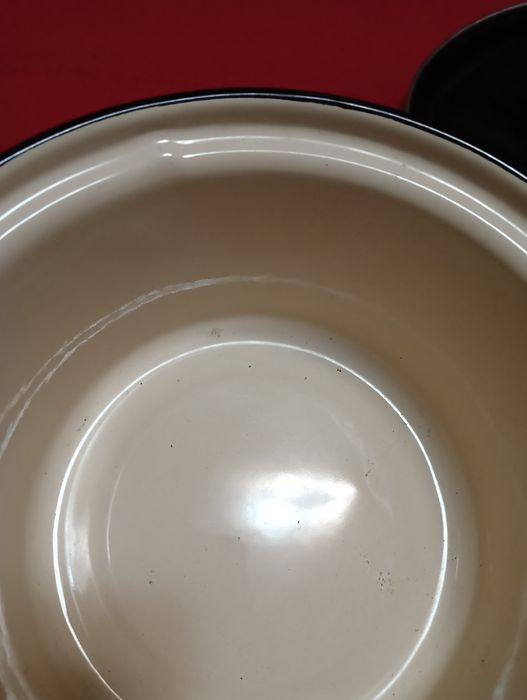 Эмалированная кастрюля на 3 литра.