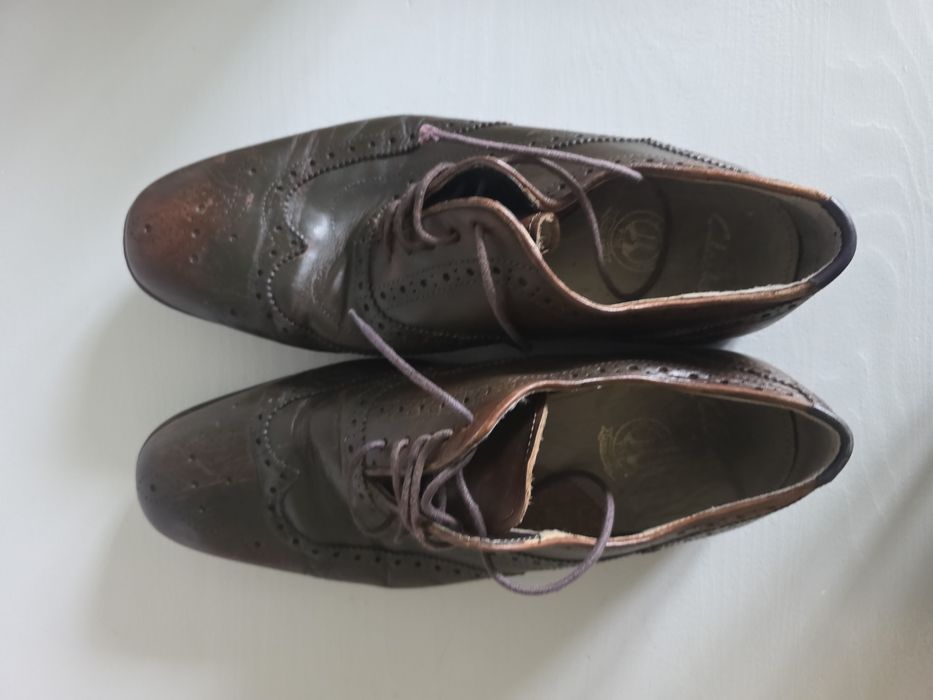 piękne brogsy skórzane Clarks- kilka razy ubrane 42 / 26cm