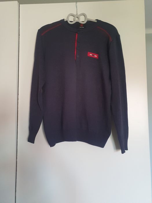 Granatowy sweter męski.