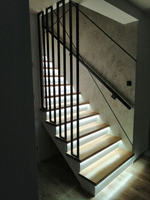 Dębowe lub jesionowe stoły, blaty, stopnie schodowe, parapety, meble