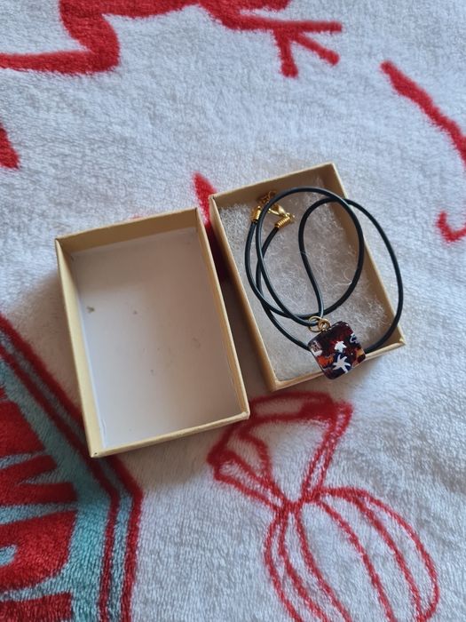 Colar artesanal com pendente de resina