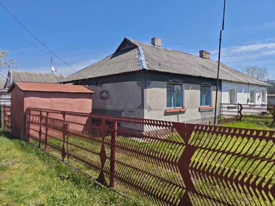 Продам пів будинку квартирного типу.