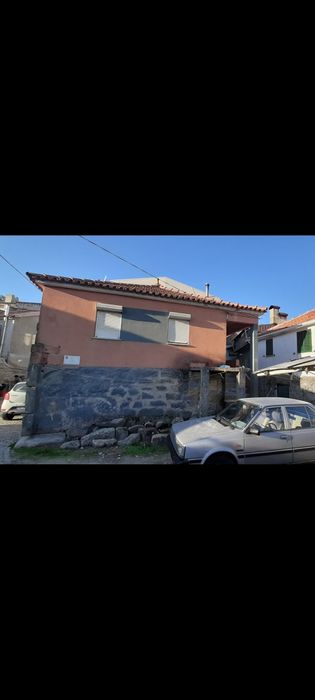 Casa no centro da aldeia