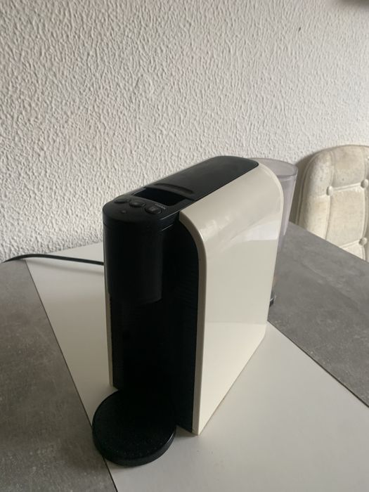 Maquina de cafe + suporte pra capsulas