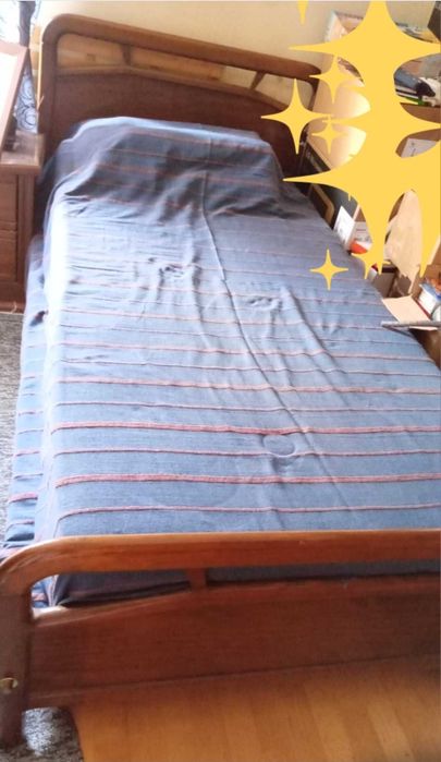 Cama de solteiro com estrado e mesa de cabeceira