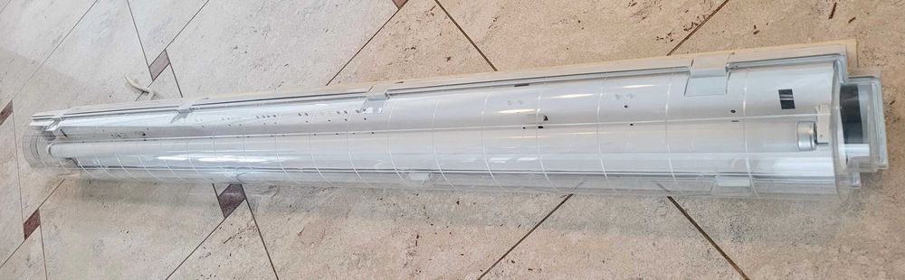 lampa do garażu halogen z obudową