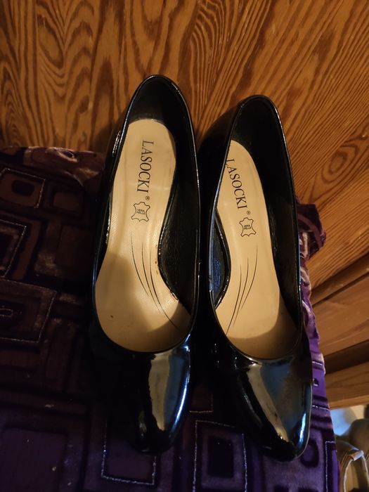 Eleganckie buty na obcasie z lakierowanej skóry Lasocki