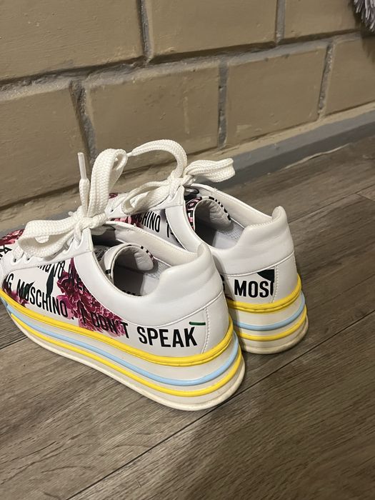білі кросівки на платформі Love Moschino з графічним принтом.