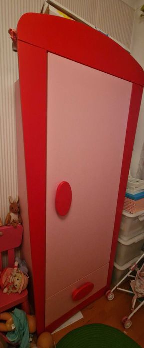 Vende-se quarto de criança Rosa IKEA, composto por 1 cama,  1 mesa de cabeceira, 1 cómoda e 1 roupeiro.