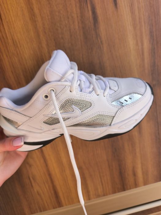 Нові  кросівки Nike
