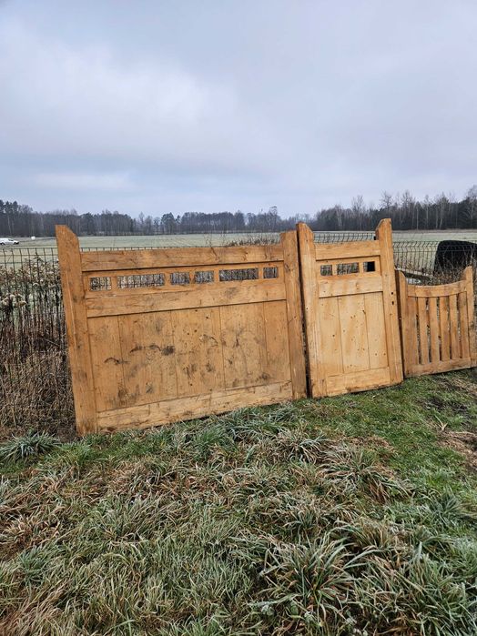 Sprzedam bramy drewniane 2 kpl.2000 zl.za szt.