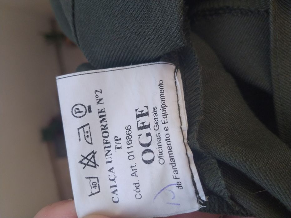 Uniformes do exército, camisa, calças e casaco