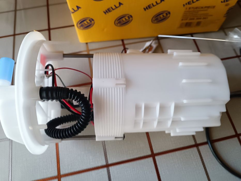 Паливний насос Hella 8tf 358 304 - 941