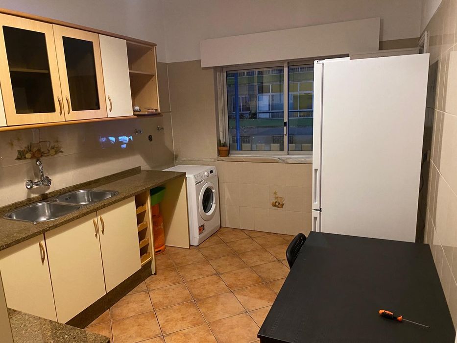 Alugo quarto para casal no centro de Agualva Cacém