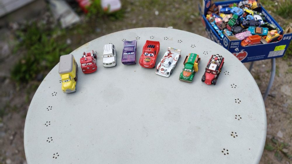 8 dużych metalowych modeli samochodzików postaci z bajki Autka Cars