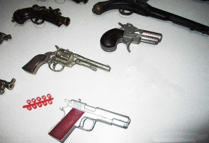 13 antigas pistolas miniaturas de fulminantes de vários formatos