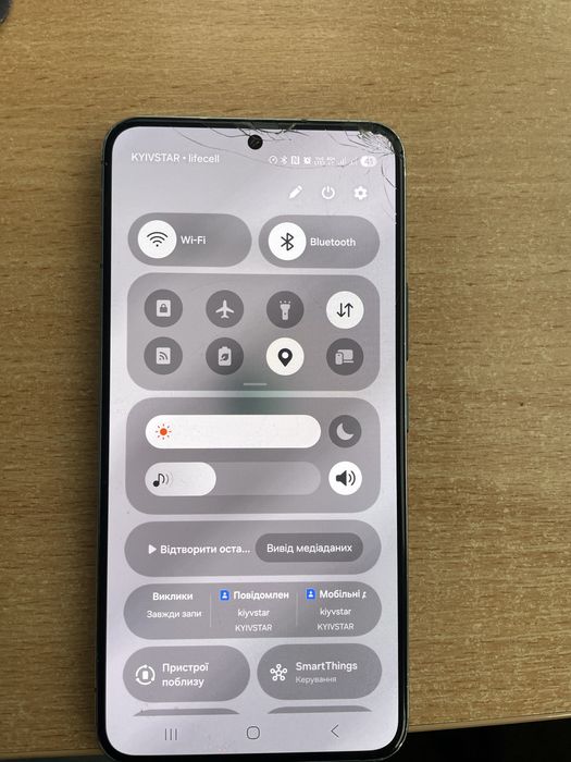 Samsung s22 в нормальному стані без вигорань але з тріщинами