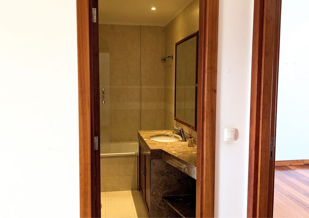 Apartamento T2 com Garagem em Santa Marta do Pinhal, Corroios