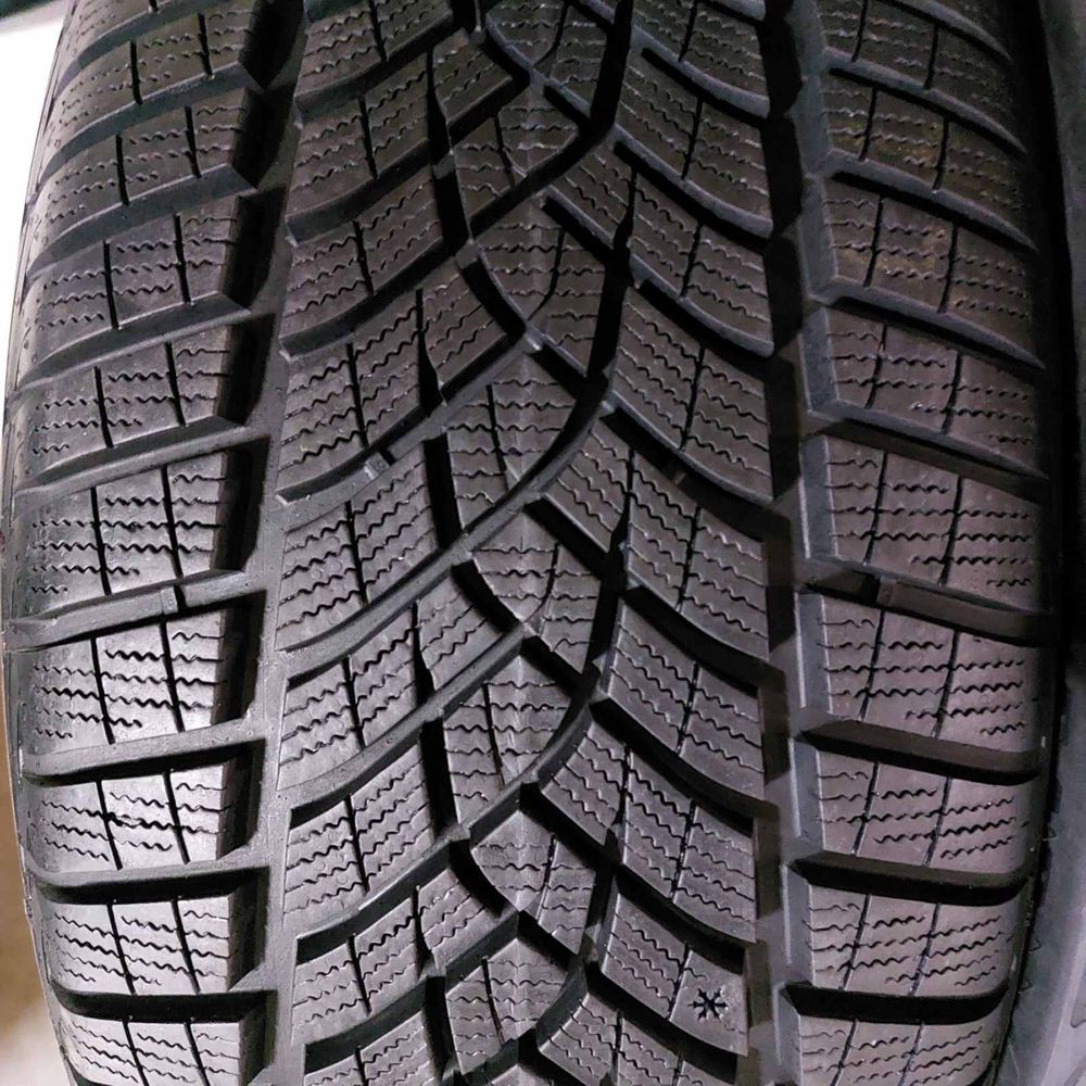 235/50/17 R17 Goodyear Ultra Grip Perfomance 4шт зима: 4 500 грн ...