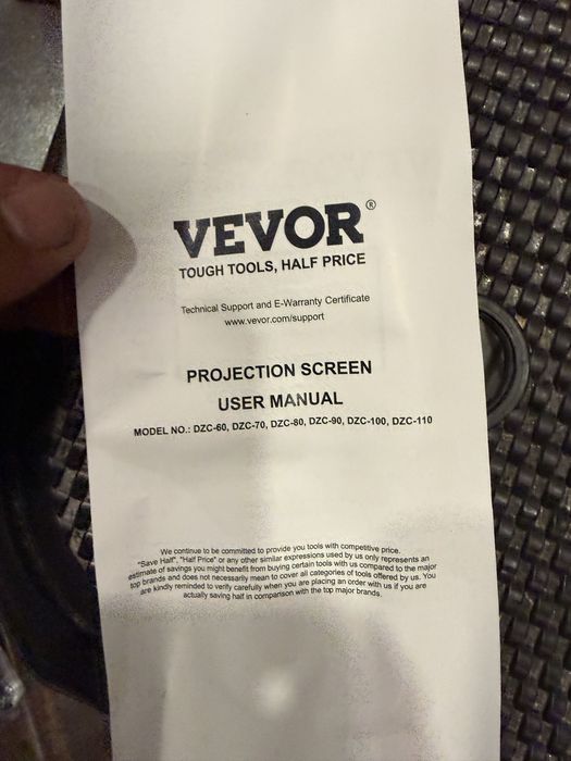 Tela com tripé para projetor