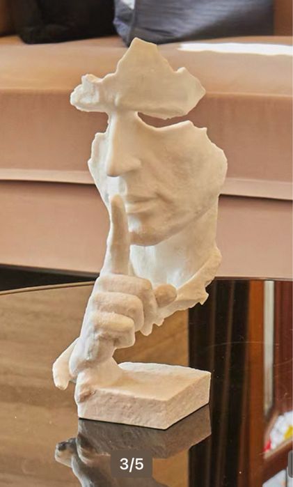 Escultura de máscara silenciosa.Zlindissima. Nova