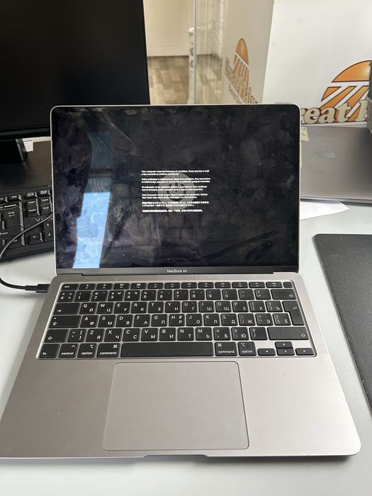 Macbook air 2020 . Цілий дисплей.