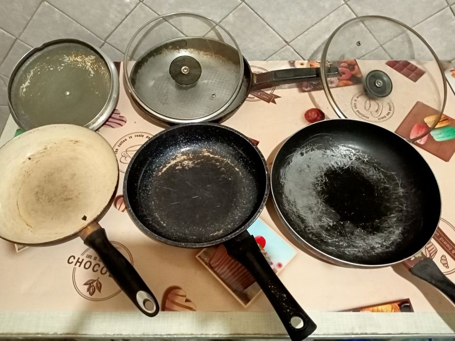 Продам кухонные кастрюли 3 л ,2 л и сковородки.