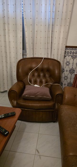 Sofa em pele castanho com. Pouco uso