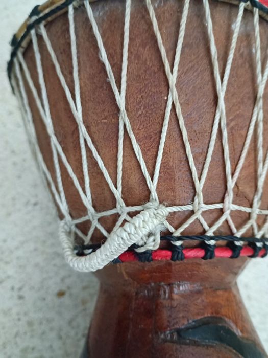 Tambor africano / djambê em madeira e pele de cabra feito artesanalmen