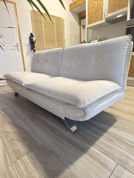 Sofa/cama bege aveludado um ano de uso