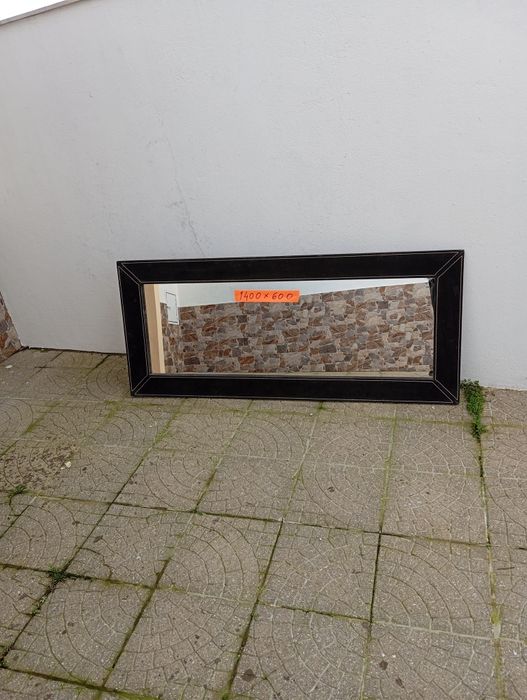 Moldura forrada em pele com espelho tem 1400 por 600