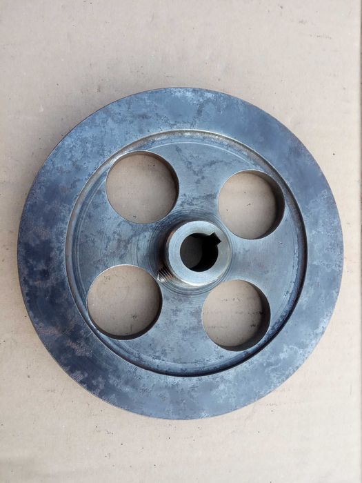 Шкив в хорошем состоянии, диаметр 180мм, посадка на вал -20мм