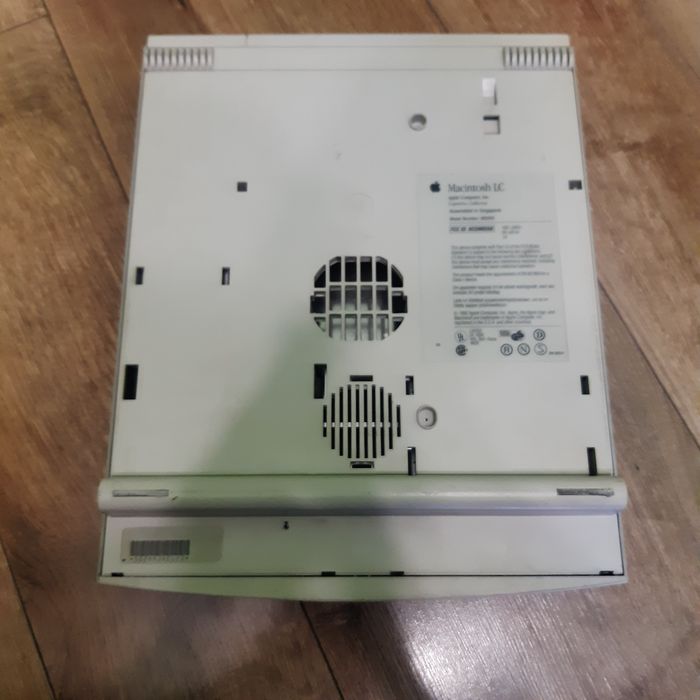 Komputer z monitorem Apple Macintosh LC