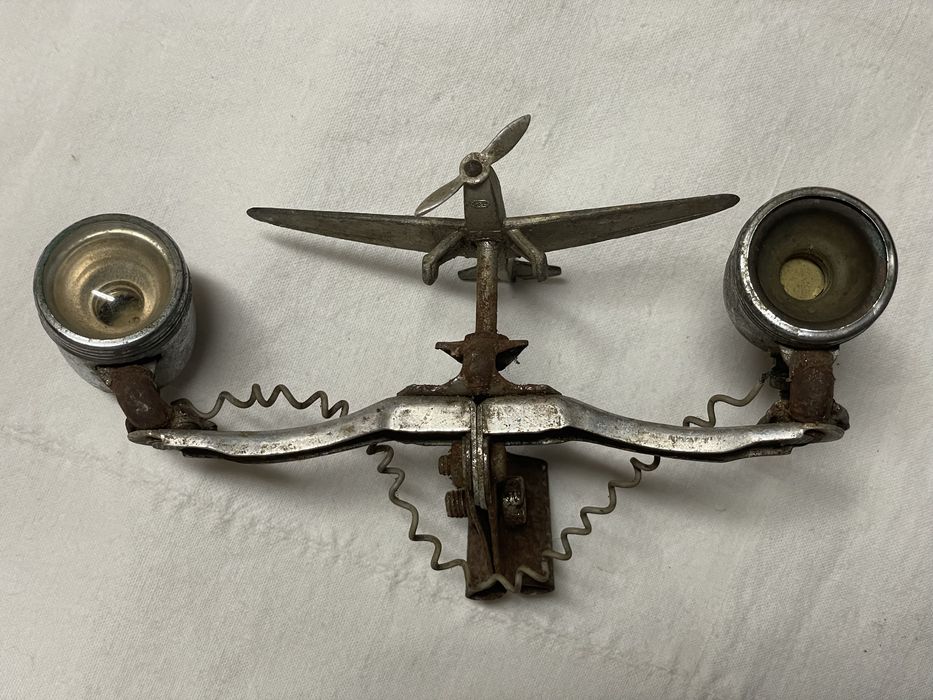 Peça Antiga com Luzes e Avião