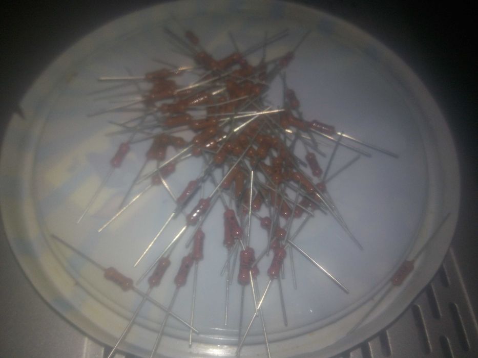 Резисторы 4,7 кОм , 0 ,125 Вт , около  1000 шт.