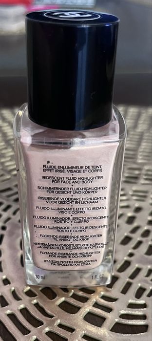 rozświetlający fluid do twarzy CHANEL LES BEIGES FLUIDE ENLUMINEUR.