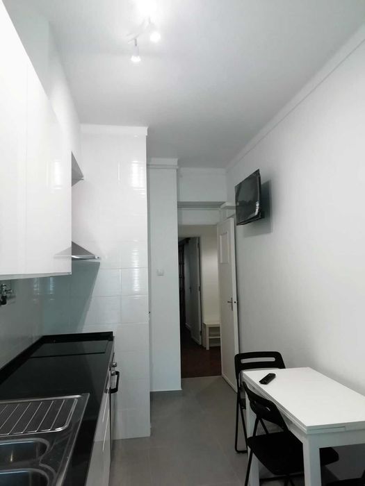 Quarto em apartamento mobilado/equipado-jovens trabalhadores - Benfica