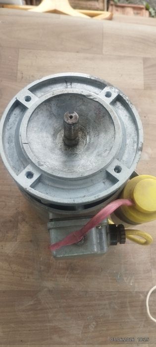 Продам два  електродвигуни робочі