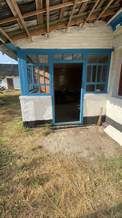 Будинок 187 км від Києва з землею Уманський рн Черкаська обл с. Червоний кут.