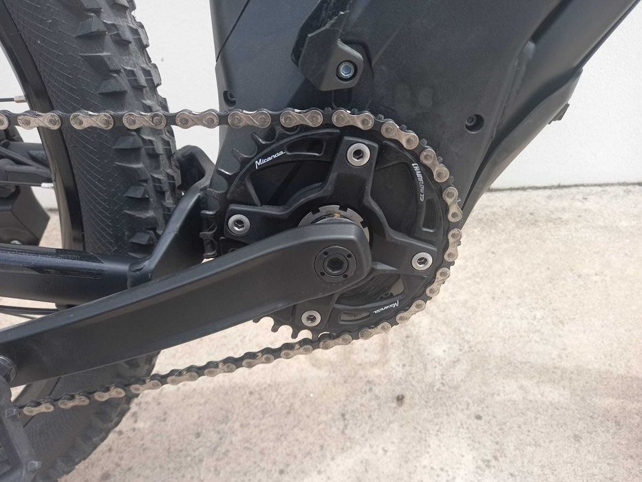 Bicicleta de montanha elética nova.
