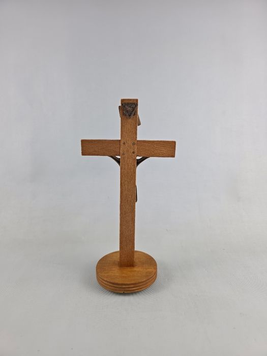 Drewniany krzyż krzyżyk krucyfiks