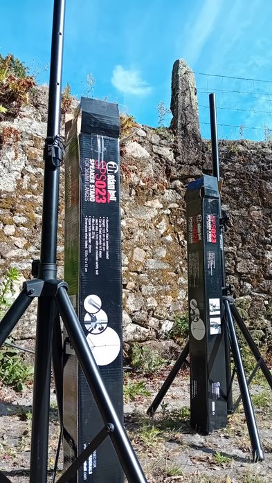 Suportes para colunas Adam Hall