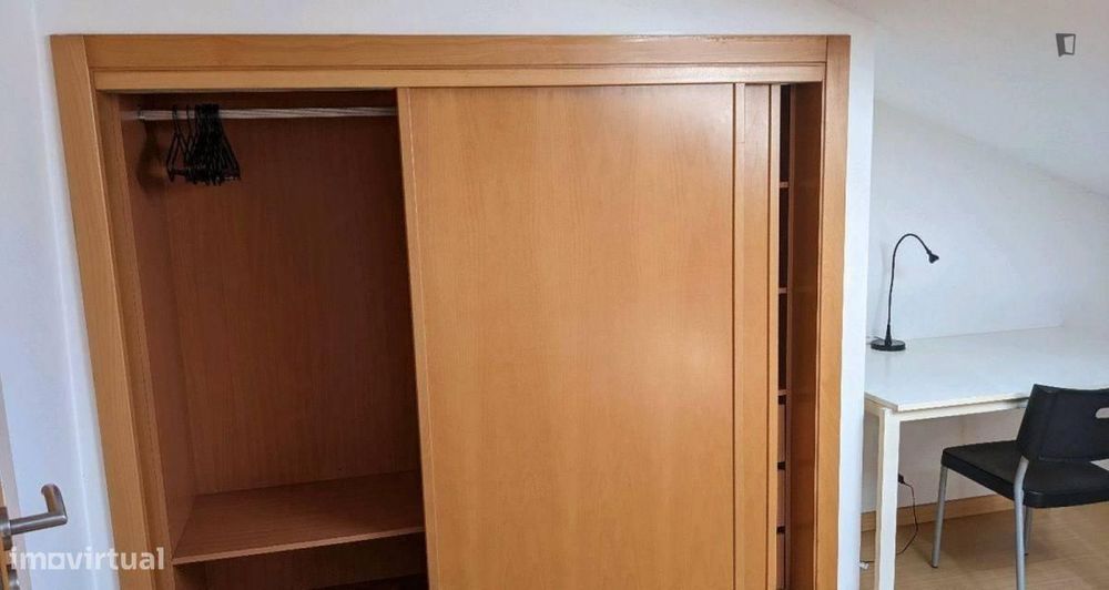 Quarto - localizado em Carcavelos Lisbon