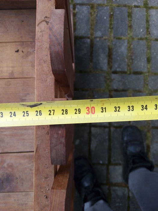 Ładny solidny drewniany   stojak