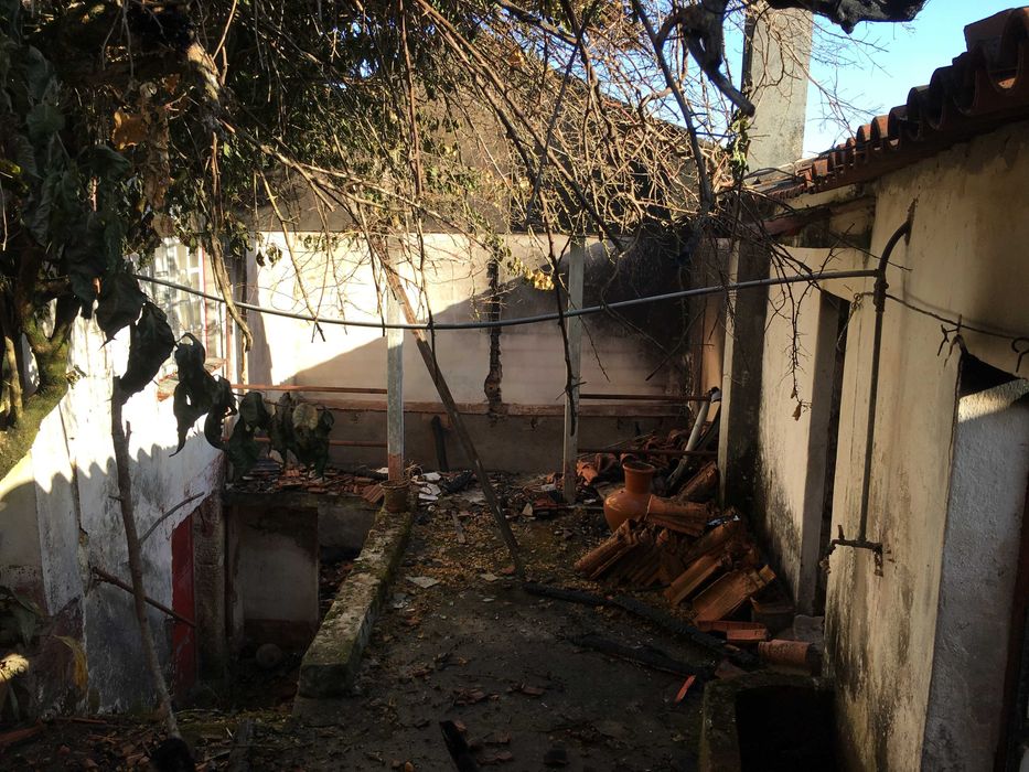 Casa de aldeia com terreno e horta