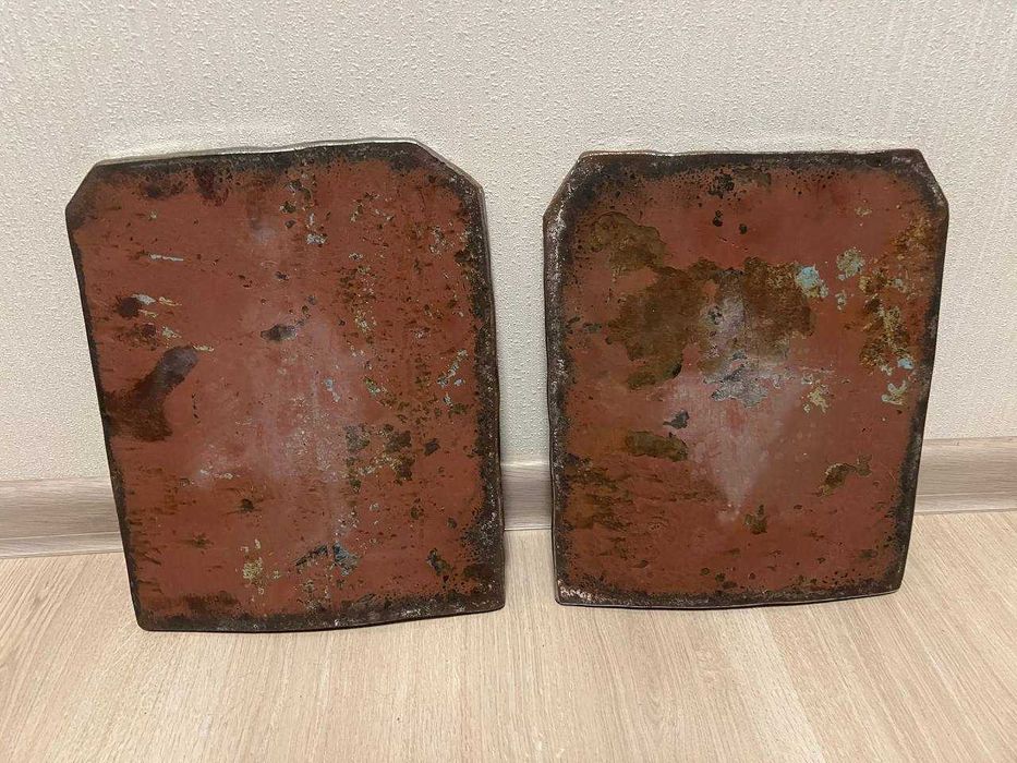 Дві металеві плити