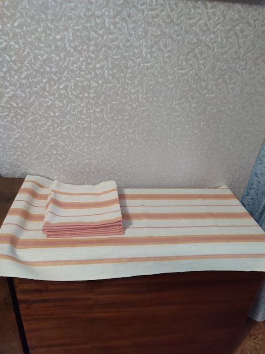 Продаю   _3подушки. 60/60 см и льняные полотенца 10шт.